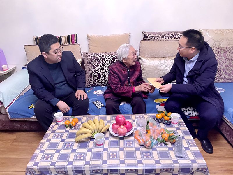 20220128/61f3db4c17850.jpg 5  楊春輝  馬中豪  慰問王香山_副本.jpg