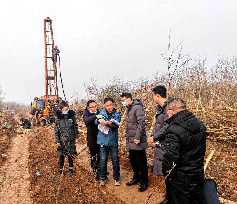 公司領(lǐng)導(dǎo)深入引漢濟(jì)渭咸陽北塬凈水廠勘察項(xiàng)目進(jìn)行安全檢查及慰問